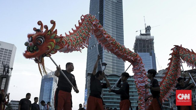 FOTO: Tarian Naga Liong Sambut Imlek di Bundaran HI