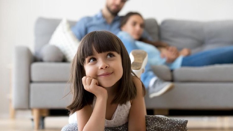 Aku Bingung, Kenapa Anakku Suka Menyapa Makhluk Tak Kasat Mata: Hai! Entah sejak umur berapa putri sulungku punya kebiasaan menyebut makhluk tak kasat mata. Ia menyebutnya kapan dan di mana saja, bahkan pernah menyapanya. Hai!