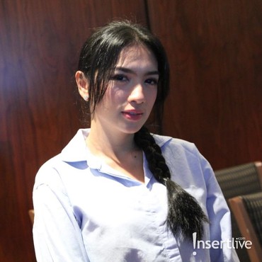 Pamer Lekuk Tubuh Aduhai, Angel Karamoy Ajak Netizen Bahas Valentine