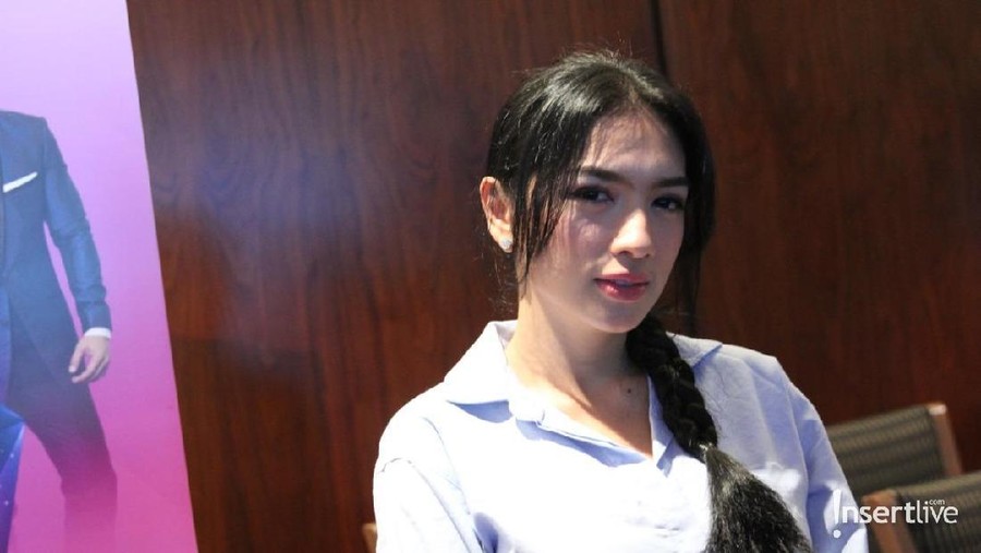 Angel Karamoy pamer lekuk tubuh aduhai miliknya di Instagram sambil bahas hari Valentine.