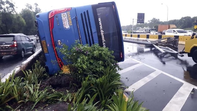 Kecelakaan bus Damri jurusan Bekasi-Bandara, pagi tadi, disebut karena sopir mengantuk. Tak ada korban jiwa dalam kecelakaan itu.