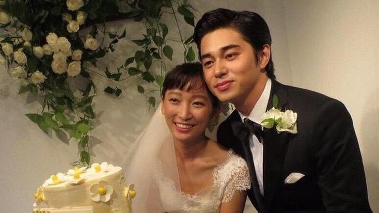 Nestapa Artis Jepang Hamil Anak Ketiga, Suami Selingkuh dengan Lawan Main Artis Jepang, Anne Watanabe tengah hamil anak ketiga saat suaminya, Masahiro Higashide selingkuh. Sang suami yang juga aktor selingkuh dengan lawan mainnya.