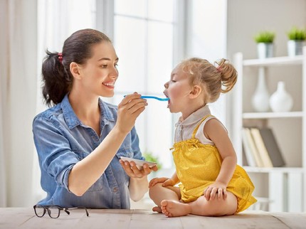 5 Kebiasaan Sepele yang Harus Dihindari Saat Memberi Anak Makan