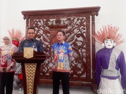 Anies Resmi Bebaskan Pajak Balik Nama Kendaraan Listrik