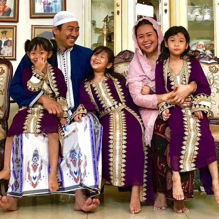 <p>Yenny Wahid dan Dhohir Farisi menikah di 2009 dan telah dikaruniai tiga anak. Foto: Instagram @yennywahid)</p>