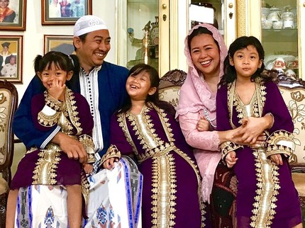 7 Momen Hangat Komisaris Garuda Baru, Yenny Wahid dengan Suami dan Anak