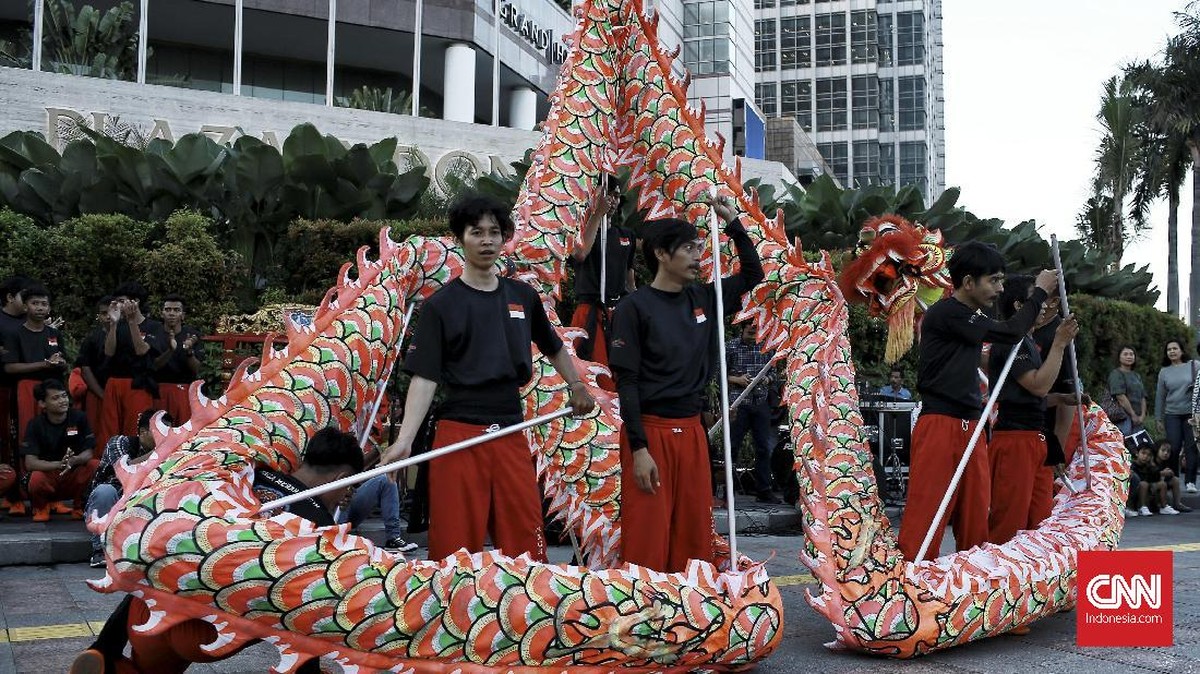 FOTO: Tarian Naga Liong Sambut Imlek di Bundaran HI