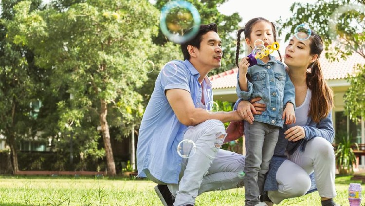 Parenting organic disebut dapat meningkatkan bonding antara orang tua dan anak. Selain itu, gaya parenting ini juga bisa mendukung tumbuh kembang anak, Bunda.