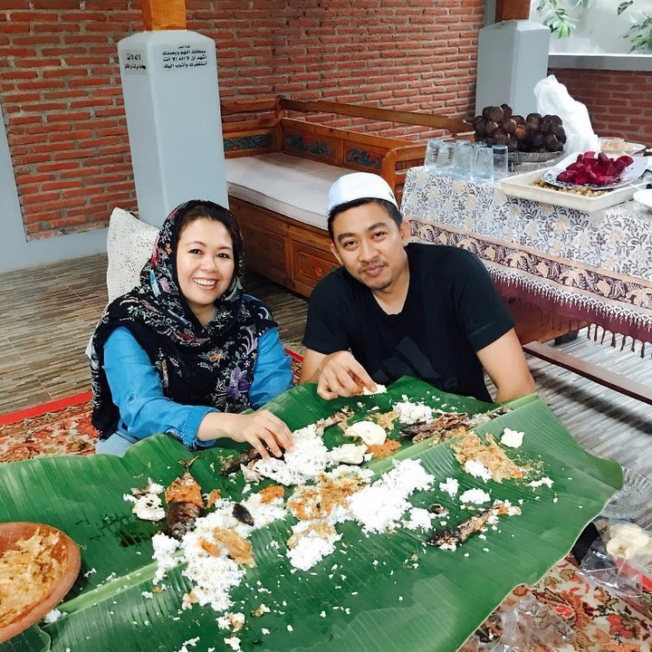 <p>Salah satunya "Bukan sepiring berdua, tapi sedaun pisang berdua judulnya...yang penting mesraaah...." (Foto: Instagram @yennywahid)<br /><br /><br /><br /></p>