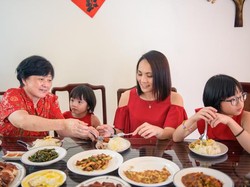 Hadiri Jamuan Imlek 2020, Ikuti 5 Etiket Makan Penting Ini