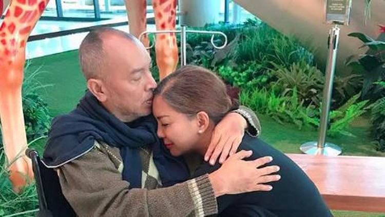 Soraya Haque bersyukur sang suami berhasil melewati masa kritis. Sebelumnya hanya bisa terbaring di tempat tidur, kini Ekki sudah bisa duduk di kursi roda.