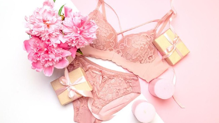 Bunda, setelah berhubungan seksual di sarankan untuk mengganti celana dalam. Ada bahaya yang mengintai kesehatan area intim jika mengenakan celana yang lama.