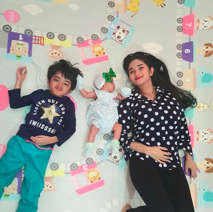 <p>Ketika Feby momong kedua anaknya, seperti kakak sedang momong adiknya ya? (Foto: Instagram @febymarcelia)</p>