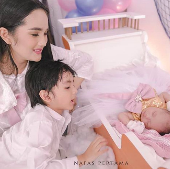 <p>Bersama kedua anak tercinta, Igneel dan Baby G menggemaskan banget ya, Bunda. (Foto: Instagram @febymarcelia)</p>