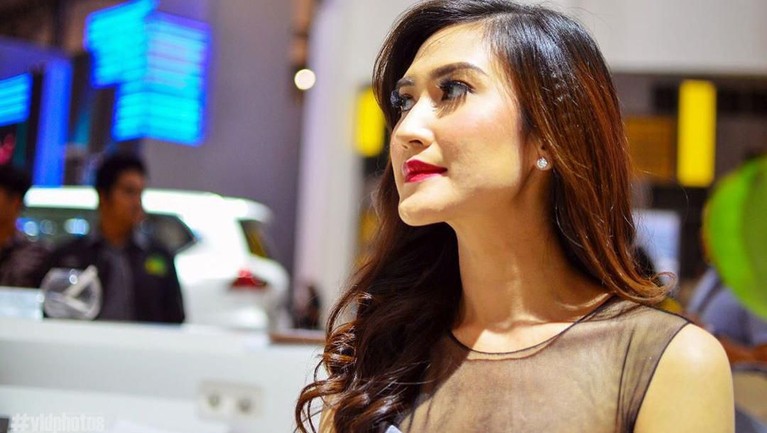 7 Potret Amanda Nurani, Pedagang Tahu Cantik yang Viral Pedagang tahu di kawasan MRT Haji Nawi, Fatmawati, Amanda Nurani mendadak viral karena paras cantiknya ketika berjualan tahu. Berikut foto-foto cantiknya.