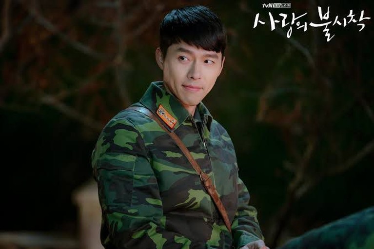 Drama Korea Crash Landing on You telah berakhir. Lesung pipi milik Hyun Bin pastinya akan dirindukan, berikut ini fotonya yang bikin kangen.