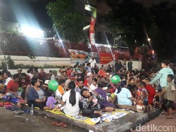 Buru Angpau Imlek, Pengemis Menginap di Vihara Petak Sembilan