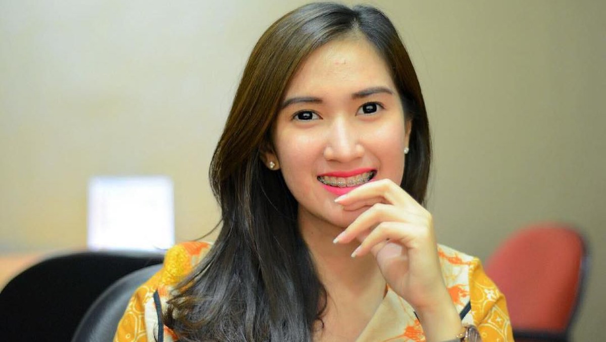 Pedagang tahu di kawasan MRT Haji Nawi&comma; Fatmawati&comma; Amanda Nurani mendadak viral karena paras cantiknya ketika berjualan tahu&period; Berikut foto-foto cantiknya&period;