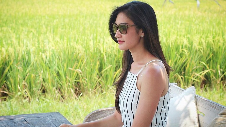 7 Potret Amanda Nurani, Pedagang Tahu Cantik yang Viral Pedagang tahu di kawasan MRT Haji Nawi, Fatmawati, Amanda Nurani mendadak viral karena paras cantiknya ketika berjualan tahu. Berikut foto-foto cantiknya.