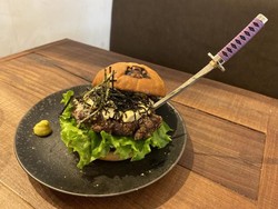 Burger Unik di Resto Ini Dimakan dengan Pedang Katana Jepang