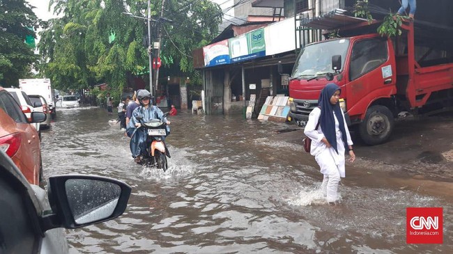 Media sosial, termasuk akun twitter TMC Polda Metro Jaya hingga petabencana.id pun melaporkan titik-titik banjir di sejumlah wilayah Jakarta.