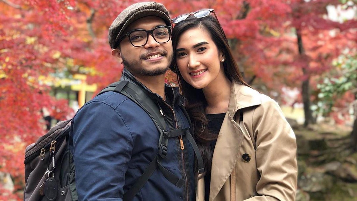 Pedagang tahu di kawasan MRT Haji Nawi&comma; Fatmawati&comma; Amanda Nurani mendadak viral karena paras cantiknya ketika berjualan tahu&period; Berikut foto-foto cantiknya&period;