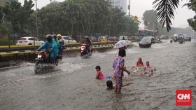 Banjir Jadi Kolam Renang Dadakan Anak-anak Gunung Sahari