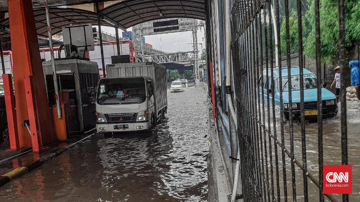 FOTO: Banjir Jakarta Usai Diguyur Hujan Deras