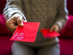 Mengapa Angpau Imlek Berwarna Merah? Ini Penjelasannya