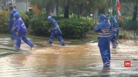 VIDEO: Hujan Deras, Pintu Monas Tergenang Air