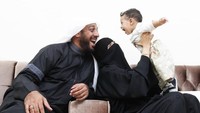 <p>Da'i bernama lengkap Ali Saleh Mohammed ini memiliki istri asli Indonesia yaitu Umi Nadia. Ia dikaruniai dua anak bernama Hasan dan Fahad. (Foto: Instagram @syekh.alijaber)</p>