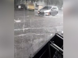Video: Hujan Sejak Pagi, Ruas Jalan di Jakarta Tergenang