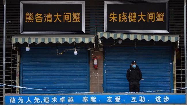 Denyut kehidupan seakan melambat di Wuhan. Penduduk tidak boleh meninggalkan kota. Sekilas mirip suasana dalam film post-apokaliptik.