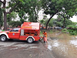 Underpass Kemayoran Terendam Banjir, Pemadam Kebakaran Sedot Genangan