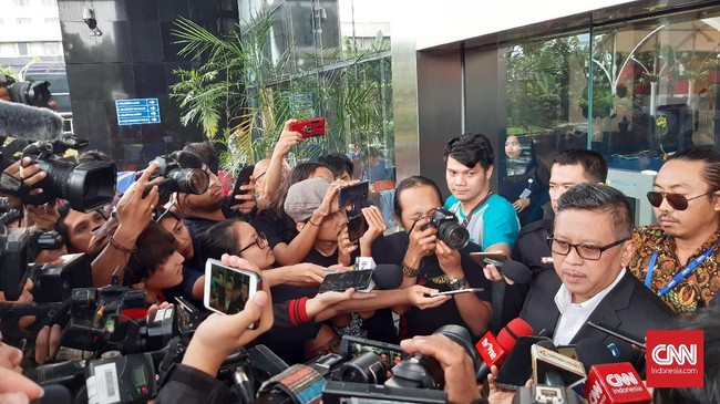 Sekjen PDIP Hasto Kristiyanto menyebut partainya memilih Harun Masiku sebagai anggota DPR karena punya latar belakang yang mumpuni.