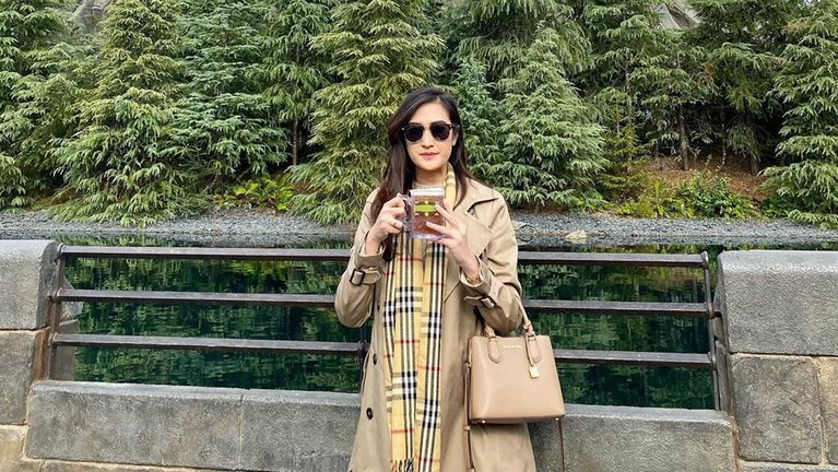 7 Potret Amanda Nurani, Pedagang Tahu Cantik yang Viral Pedagang tahu di kawasan MRT Haji Nawi, Fatmawati, Amanda Nurani mendadak viral karena paras cantiknya ketika berjualan tahu. Berikut foto-foto cantiknya.