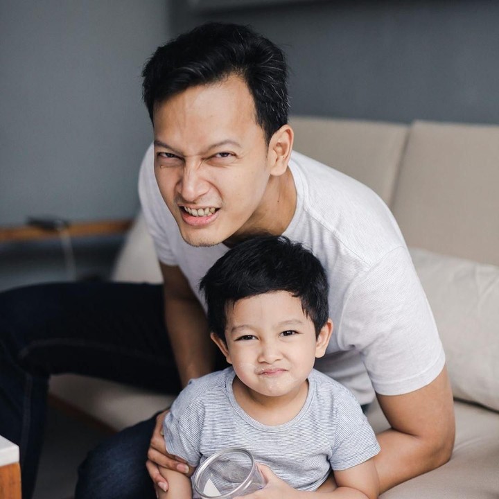 <p>Dari penikahan dengan Calysta Vanny Widyasasti, aktor tampan Fedi Nuril dikaruniai seorang putra bernama Hasan Fadilah Nuril. (Foto: Instagram @fedinuril)</p>