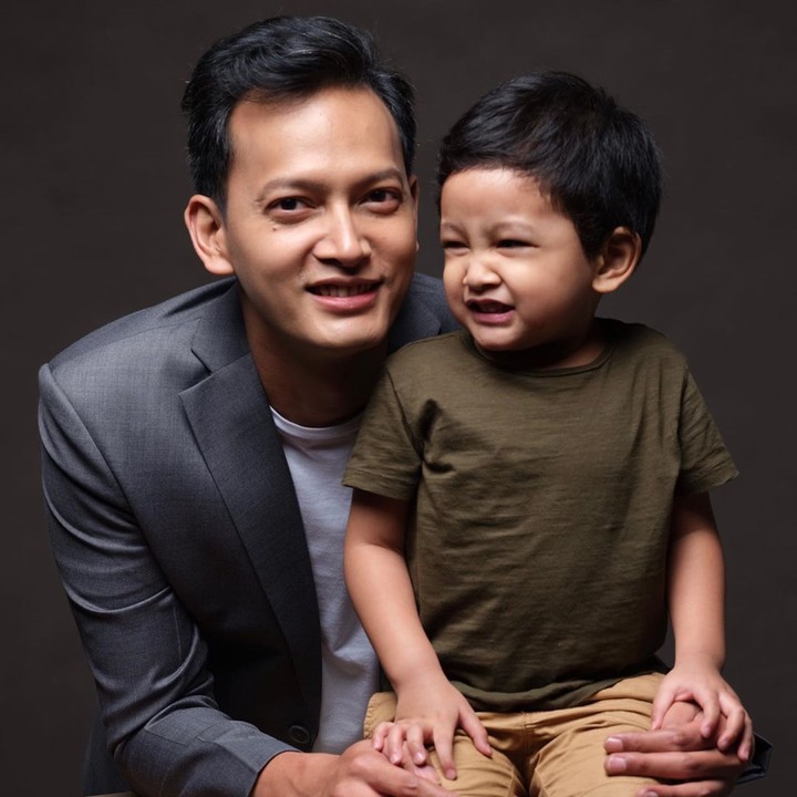 Fedi Nuril sangat dekat dengan putra pertamanya yang berusia 3 tahun, Hasan. Mereka kerap menghabiskan waktu bersama. Bunda intip yuk momen kedekatan mereka.
