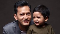 <p>Tampaknya dari kecil Hasan sudah mewarisi bibit ganteng sang ayah nih, he-he-he. (Foto: Instagram @fedinuril)</p>