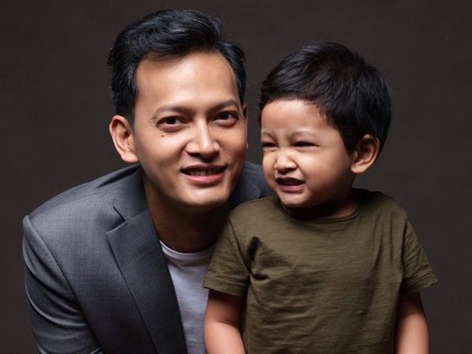 Daddy Goals! Potret Fedi Nuril Momong Jagoan Ciliknya, Hasan