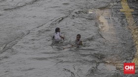 Hujan Deras, Banjir Rendam Kelapa Gading hingga Pulo Gadung