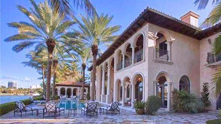 Artis Korea Selatan ini memiliki rumah yang tidak kalah mewah dengan selebritas Hollywood lho, Bun. Cek di sini selengkapnya