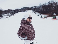 Syahrini Diduga Pakai Jaket Fendi Palsu, Netizen: Mana Mungkin!