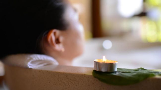 Walau sedang dalam nuansa liburan plus badan tak enak badan, sesampainya di tempat penginapan jangan malas mandi dan mengganti baju.
