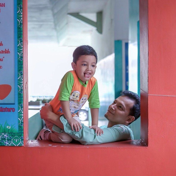 Fedi Nuril sangat dekat dengan putra pertamanya yang berusia 3 tahun, Hasan. Mereka kerap menghabiskan waktu bersama. Bunda intip yuk momen kedekatan mereka.