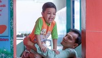 <p>Manjat tinggi-tinggi gitu enggak takut jatuh, Hasan? (Foto: Instagram @fedinuril)</p>