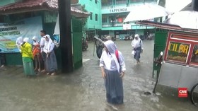 VIDEO: Sekolah Kebanjiran, Siswa Dipulangkan Lebih Awal