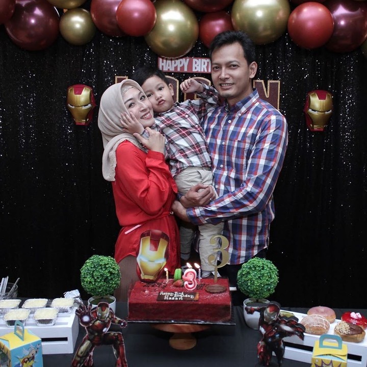 Fedi Nuril sangat dekat dengan putra pertamanya yang berusia 3 tahun, Hasan. Mereka kerap menghabiskan waktu bersama. Bunda intip yuk momen kedekatan mereka.