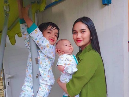 7 Momen Hangat Ibu Muda Feby Marcelia Bersama Kedua Anaknya