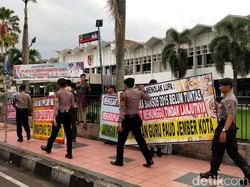 Puluhan Karangan Bunga Pro-Kontra Hak Angket Bupati Jember Dibersihkan